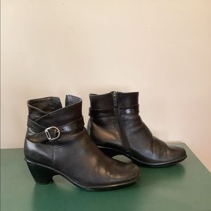 Dansko black leather ankle boots size 8
